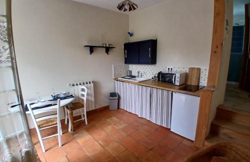 Cordes-sur-Ciel Apartment | cosy logis et son écrin de verdure