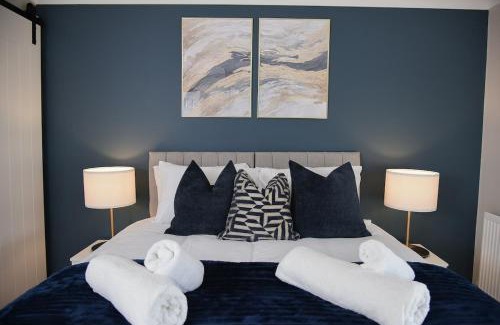 Colchester Apartment | Cosy Luxe 3Bed Retreat Hot Tub BBQ Parking Near Town Perfect for Contractors Families Short & Long Stay