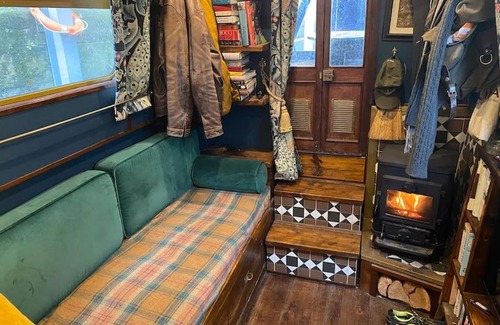 Leeds Boat Rental | Cosy Narrowboat Leeds Dock