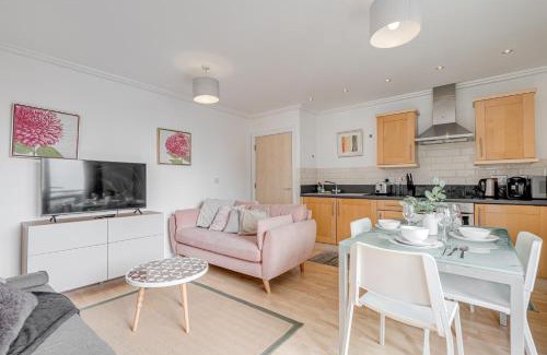East Acton Apartment | Cosy One bedroom flat opposite station