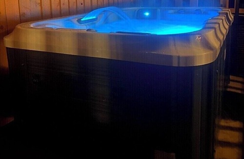 Brazzacott Cabin | Cosy Romantic/family break with Hot Tub in rural Cornwall -15mins drive to beach