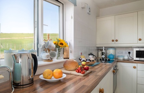 Llithfaen Cottage | Cosy Romantic Pet-Free Cottage, Llŷn Peninsula 5 Mins to Coast Path Lovely Views