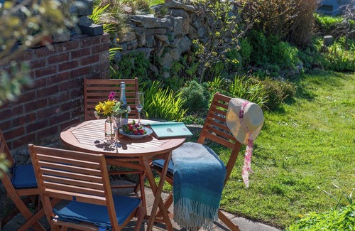 Llithfaen Cottage | Cosy Romantic Pet-Free Cottage, Llŷn Peninsula 5 Mins to Coast Path Lovely Views