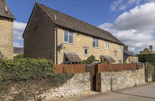 Stow-on-the-Wold Cottage | Cosy, secluded and dog friendly holiday cottage, sleeping 4 with 2 bedrooms , in the Cotswolds - Apr