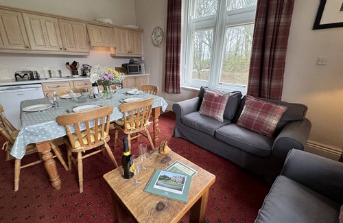Wormhill Apartment | Cosy self catering apartment in large Victorian Residence