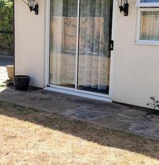 Luton Apartment | Cosy Serene Garden 1 Bedroom Apartment