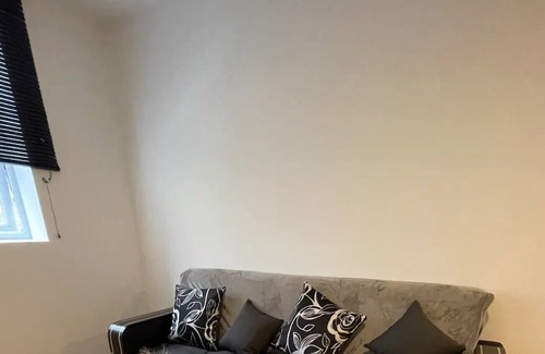 St. Dunstan's Apartment | Cosy & Sleek 1BD Flat - Mile End