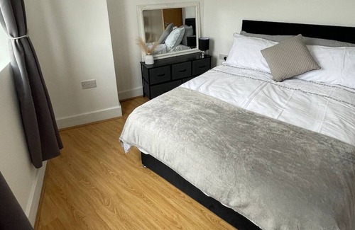 St. Dunstan's Apartment | Cosy & Sleek 1BD Flat - Mile End