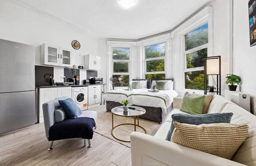Fortune Green Apartment | Cosy & Spacious Flat - Moments To City - Station