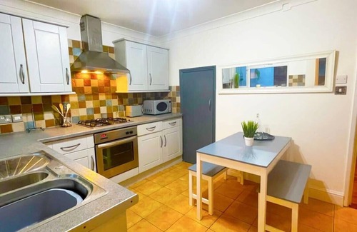 Portsmouth House | Cosy St Marys Rd home with FREE PARKING