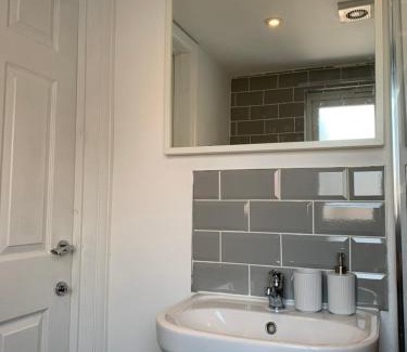 Leigh-on-Sea Apartment | Cosy Studio Apartment in Leigh-on-Sea, Close to Bell Wharf Beach & Adventure Island