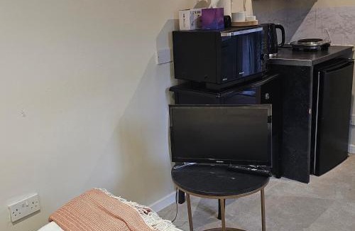 South Ockendon Apartment | Cosy Studio Getaway - Free Parking & Central Links