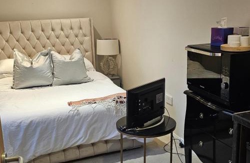 South Ockendon Apartment | Cosy Studio Getaway - Free Parking & Central Links
