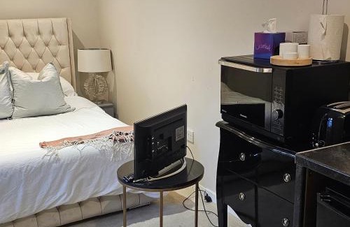 South Ockendon Apartment | Cosy Studio Getaway - Free Parking & Central Links