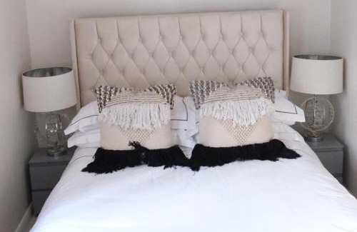 South Ockendon Apartment | Cosy Studio Getaway - Free Parking & Central Links