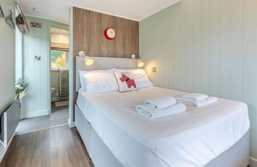 Bretforton Cabin | Cosy studio lodge with hot tub - Hydrangea