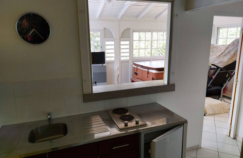 Saint-Claude Apartment | Cosy studio with Jacuzzi in the countryside overlooking La Soufrière