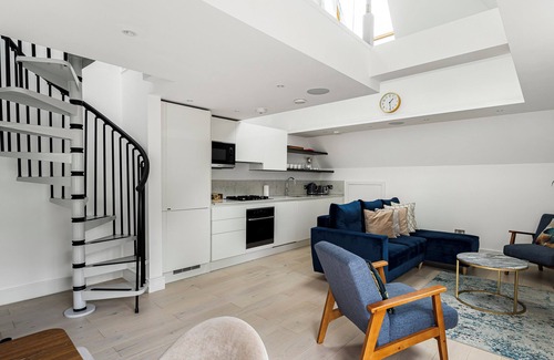 Walpole Apartment | COSY STUNNING PENTHOUSE APARTMENT IN WEST LONDON, 5 MINUTES TO EALING BROADWAY