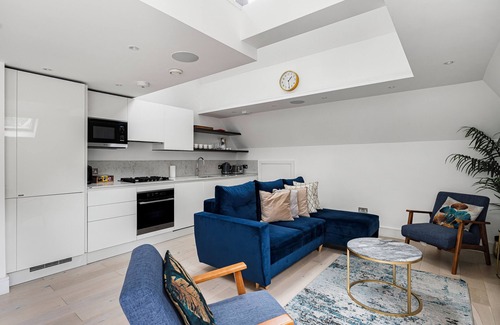 Walpole Apartment | COSY STUNNING PENTHOUSE APARTMENT IN WEST LONDON, 5 MINUTES TO EALING BROADWAY