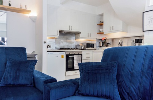 Kensal Green House | Cosy & Stylish 3 Bed House Near Shepherd’ Bush+ Central London | Wi-Fi | Parking