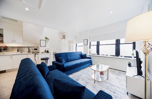 Kensal Green House | Cosy & Stylish 3 Bed House Near Shepherd’ Bush+ Central London | Wi-Fi | Parking