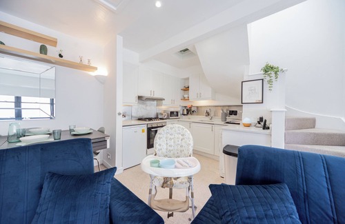 Kensal Green House | Cosy & Stylish 3 Bed House Near Shepherd’ Bush+ Central London | Wi-Fi | Parking