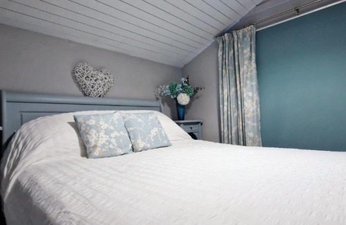 South Cerney Ski Chalet | Cotswold Lakeside Lodge 29