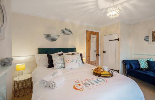 Cirencester House | Cotswolds - 3 bed house, with Garden, WiFi - Esho Stays