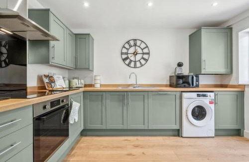 Stratton House | Cotswolds Vista, 3 bed, 2 bathrooms, complimentary parking