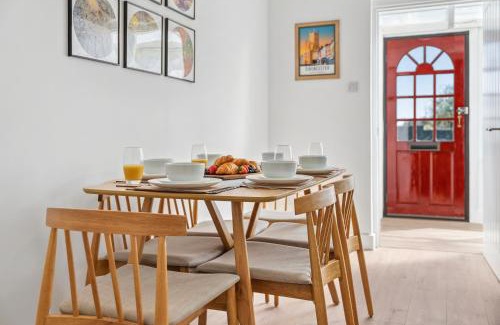 Stratton House | Cotswolds Vista, 3 bed, 2 bathrooms, complimentary parking