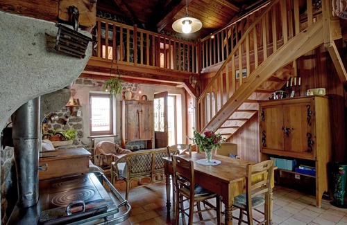 Essertines-en-Chatelneuf Cottage | Cottage for 6 with terrace in a natural setting