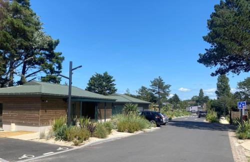 Jullouville-les-Pins Apartment | Cottage avec piscine à 300m de la plage