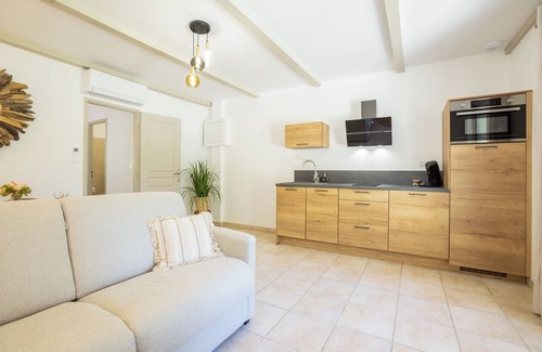 Eyguieres Apartment | Cottage 'Domaine De Meyrol - Gite 1' with Mountain View, Wi-Fi and Air Conditioning