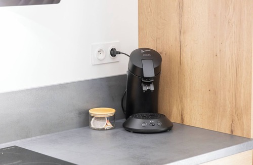 Eyguieres Apartment | Cottage 'Domaine De Meyrol - Gite 1' with Mountain View, Wi-Fi and Air Conditioning