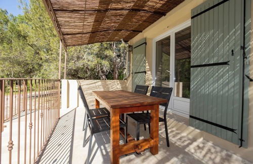 Eyguieres Apartment | Cottage 'Domaine De Meyrol - Gite 1' with Mountain View, Wi-Fi and Air Conditioning