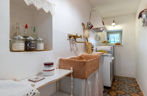 Martina Franca Cottage | Cottage 'Fior Di Cappero' with Wi-Fi
