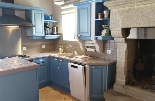Lanhelin House | Cottage 'Gîte Proche St Malo - Cancale' with Shared Garden and Wi-Fi