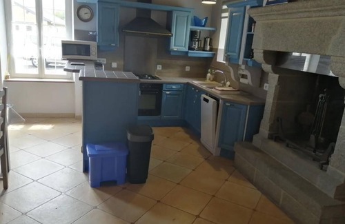 Lanhelin House | Cottage 'Gîte Proche St Malo - Cancale' with Shared Garden and Wi-Fi