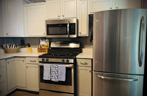 Douglasville House | Cottage home near downtown Douglasville’s Greystone Amphitheater.