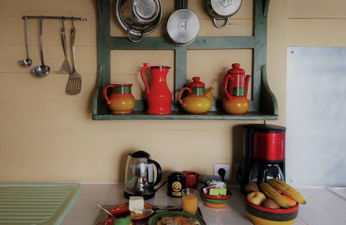 Vic-Fezensac Apartment | cottage in a green setting