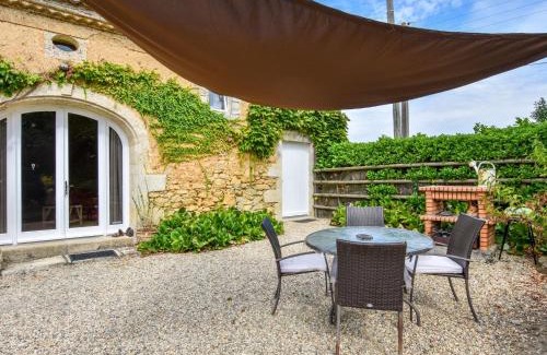 Monprimblanc House | Cottage in Aquitaine with Bubble Bath