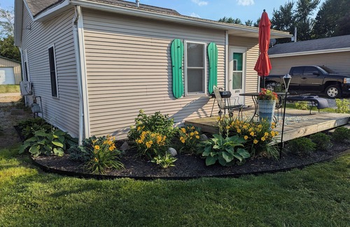 Syracuse Cottage | Cottage in Syracuse - 3 min walk to Lake Wawasee and access to Lake Papakeechie