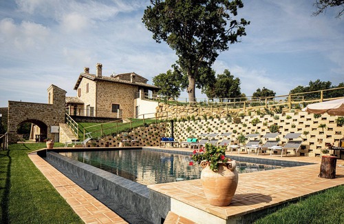 Castelraimondo Villa | Cottage Ermelinda – Landscape, Jacuzzi and Pool