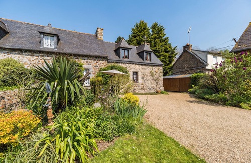 Pommerit-le-Vicomte House | Cottage "Manoir 16ème Siècle Proche Paimpol" with Private Terrace, Private Garden & Wi-Fi