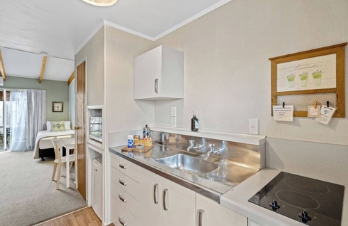 Two Mile Bay Hotel | Cottage Mews Motel