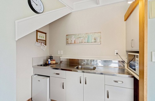 Two Mile Bay Hotel | Cottage Mews Motel