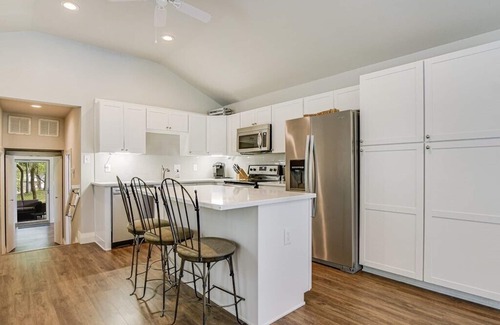 Wood Island Cottage | Cottage Near Lake Austin