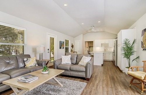 Wood Island Cottage | Cottage Near Lake Austin