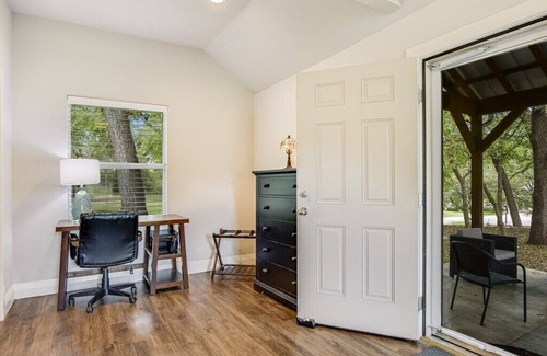 Wood Island Cottage | Cottage Near Lake Austin