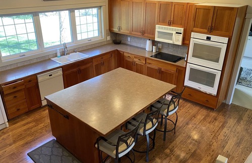 East Kootenay Cabin | Cottage on Beautiful Tie Lake with A/C and Hot Tub